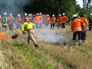 Ausb FZ WT einsatz von feuerpatschen und schaufeln